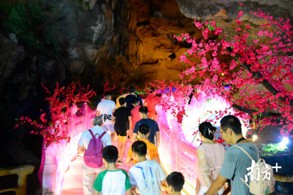 鵲橋布置好3天時間，已有1萬多名游客來游玩體驗。