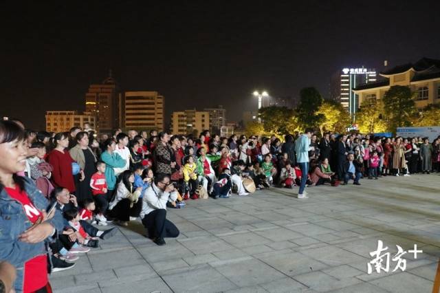 活動(dòng)吸引了眾多市民群眾。段燦 攝