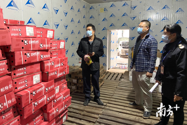 連州市市場監督管理局局長吳飄揚對市區內儲存進口冷凍肉產品的冰庫進行監督檢查。