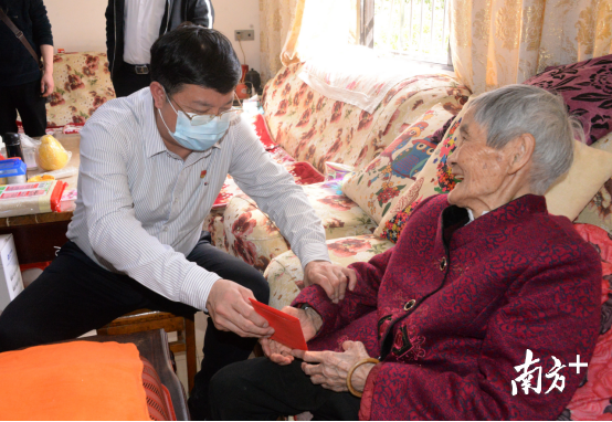 在黃廣珍家，唐慶衛對老人噓寒問暖，送上慰問金，向老人拜個早年。黃津 攝