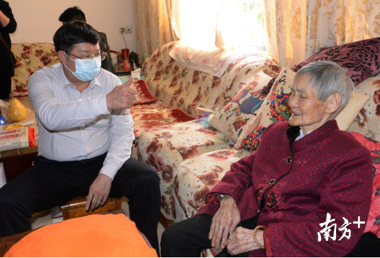 在百歲老人黃廣珍家，連州市長唐慶衛豎起大拇指點贊老人。黃津 攝