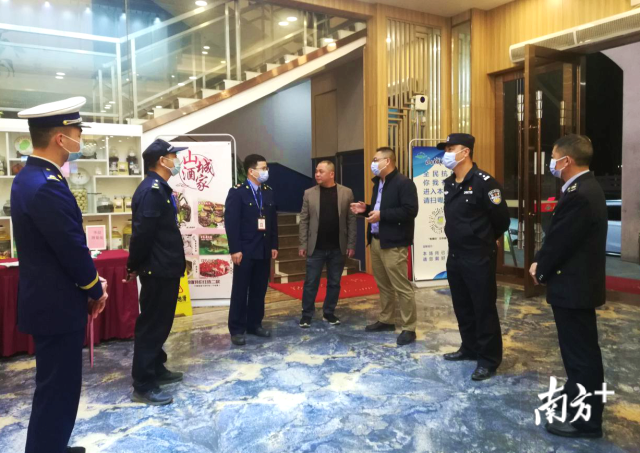 連州組建聯(lián)合檢查組對餐飲服務(wù)單位開展疫情防控和食品安全、消防安全檢查。