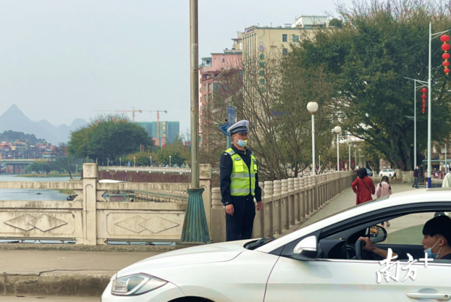 上午7點30分，連州市公安民警吳常超就來到了南門橋頭，開始了一天的交通路口站崗工作。