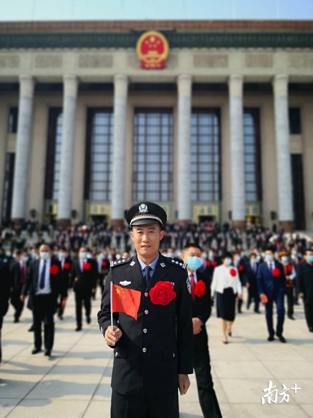 連州市瑤安鄉(xiāng)大營村駐村第一書記兼扶貧工作隊隊長、清遠(yuǎn)市公安局交警支隊高速七大隊教導(dǎo)員黃智勇獲授“全國脫貧攻堅先進(jìn)個人”稱號。圖片由受訪者提供