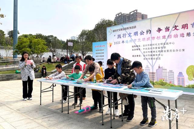 孩子們參與文明拼圖趣味游戲。段燦 攝