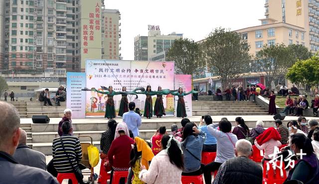 3月14日，連州開展“踐行文明公約，爭當文明市民”主題2021年連州市文明城市創建活動走進社區活動。段燦 攝