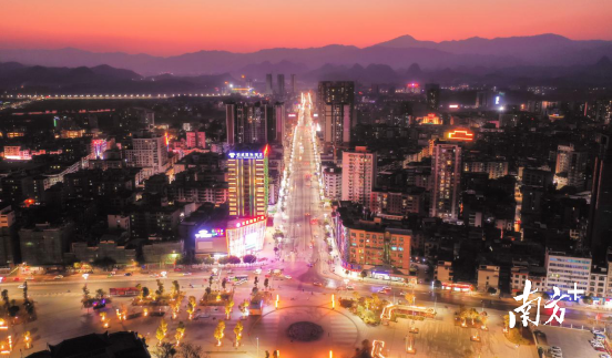 華燈初上。曾亮超 攝