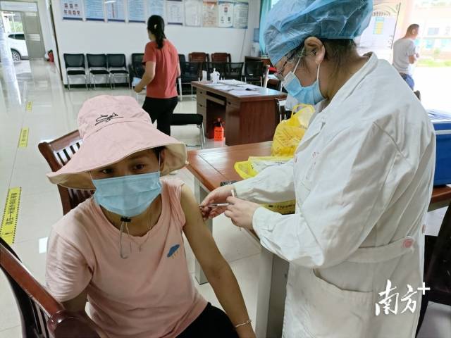 醫護人員為村民接種疫苗。