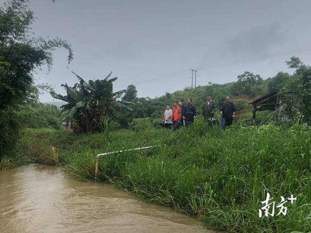 連州市委常委、政法委書記、九陂鎮(zhèn)黨委書記、總河長綦鴻偉與鎮(zhèn)村兩級河長進行巡河排查。