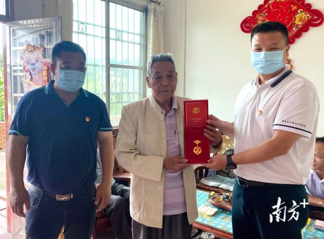 走訪慰問老黨員，并送上“光榮在黨50年”紀念章。