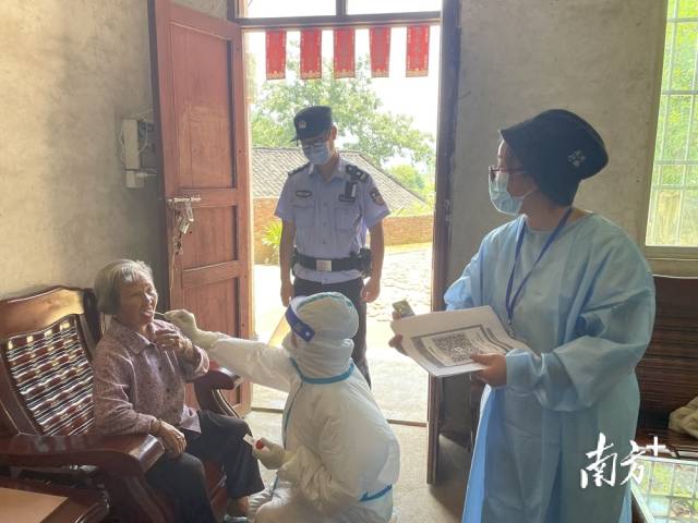 入戶開展核酸檢測，確保全員核酸檢測應檢盡檢、不漏一人。