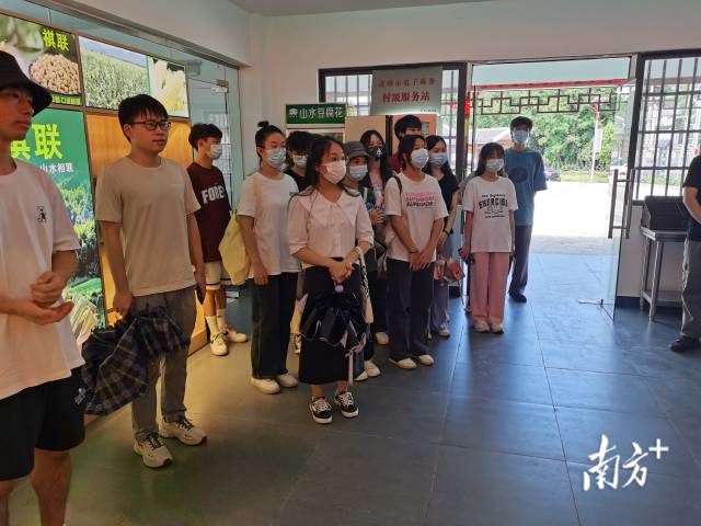 大學生們實地參觀了解家鄉經濟發展。