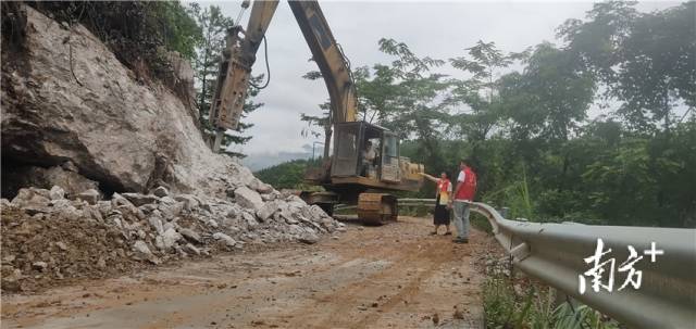施工隊(duì)正在清理攔路巨石。