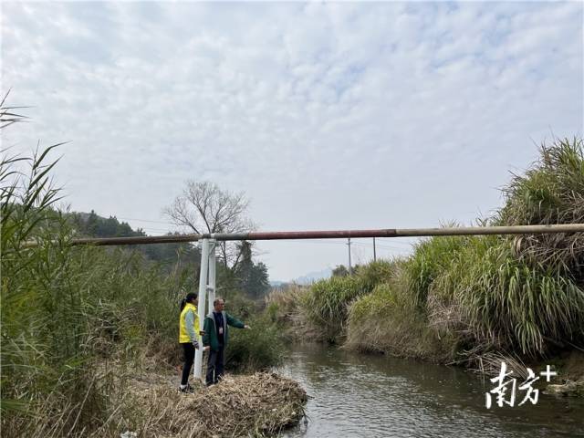 余榮華與戴海玲查看水渠建設情況。