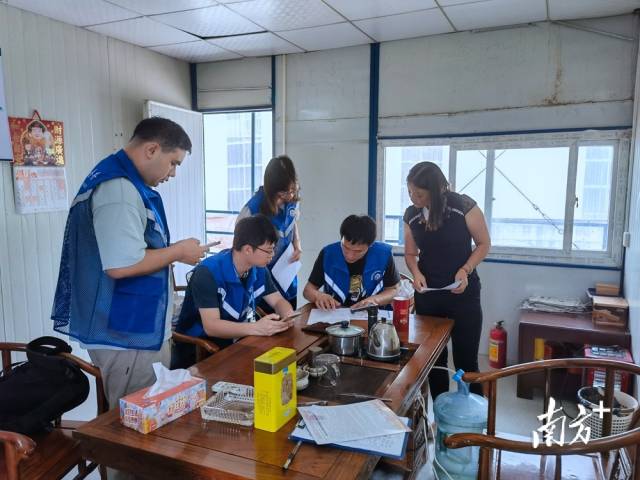 實(shí)地走訪、填報(bào)信息。