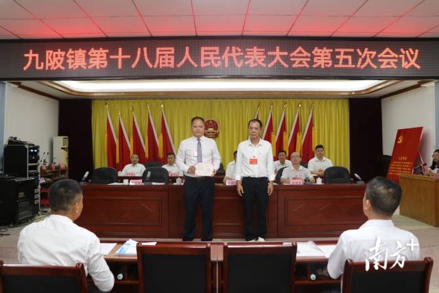 黃成志（右）向鄭劍鋒（左）頒發證書。