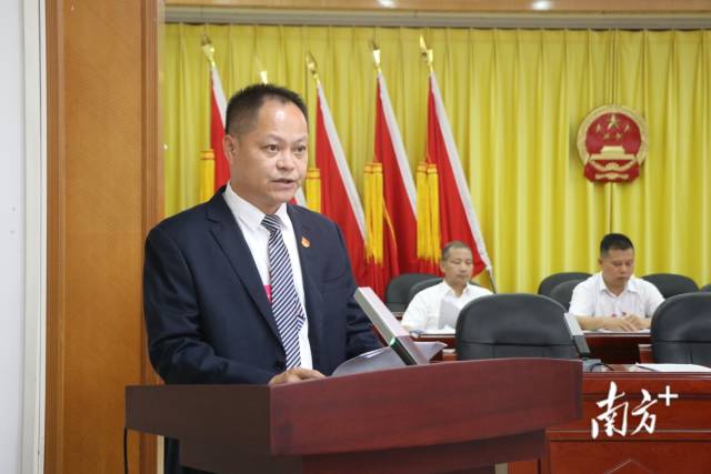 鄭劍鋒向大會作九陂鎮人民政府專項工作報告。