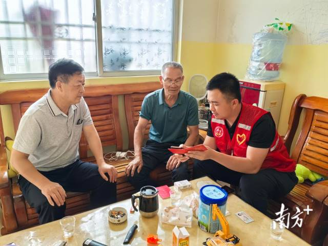 入戶推廣宣傳，并幫助退役軍人完成平臺注冊。