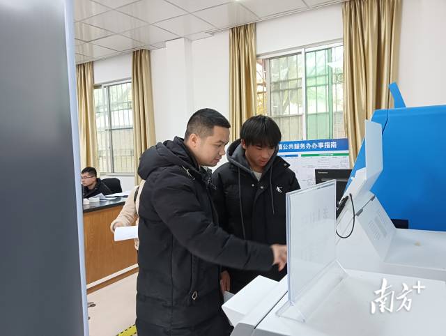 辦事群眾在粵智助進行兵役登記。