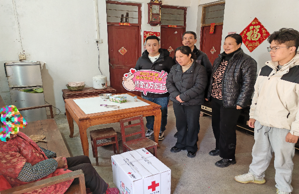 在第72屆“世界防治麻風(fēng)病日”暨第38屆“中國麻風(fēng)節(jié)”到來之際 ，為表達對麻風(fēng)病愈后患者的關(guān)懷，弘揚人道主義精神，16日上午，連州市殘聯(lián)匯同衛(wèi)健、民政、紅會、慢病院開展慰問活動，為我市轄區(qū)內(nèi)的麻風(fēng)病愈后患者送去物質(zhì)關(guān)懷與精神慰籍。工作人員一行與愈后患者親切交談，仔細詢問他們的身體狀況和生活情況 ，耐心傾聽他們的心聲，鼓勵他們保持積極樂觀的生活態(tài)度。.jpg