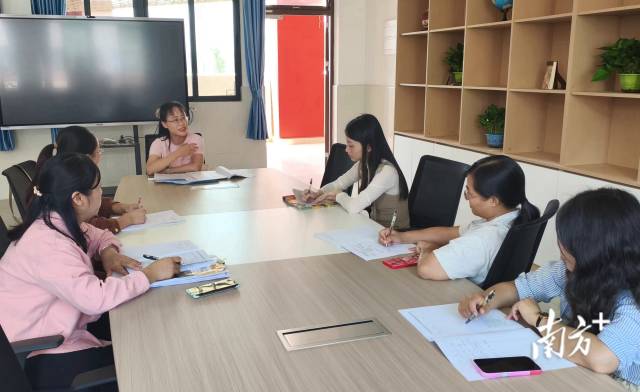廣州市教育局選派廣州六中等名校骨干教師組成專家團隊幫扶提升連州教師業務水平。資料圖