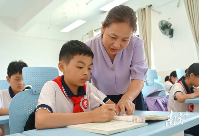 連州深化“縣管校聘”管理改革與“新強師工程”，促進教師隊伍專業化發展。黃津 攝