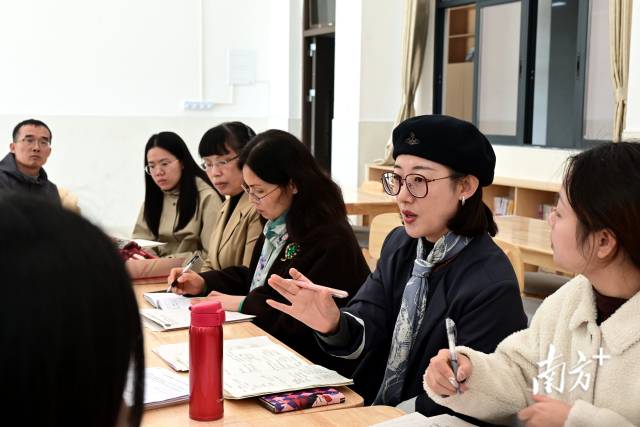 中山大學生命科學學院碩士、廣州第六中學生物高級教師劉華正在點評高一年級生物課教學展示。黃瀅 攝