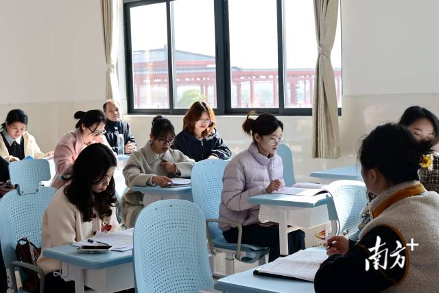 高二語文評課研討現場。黃瀅 攝