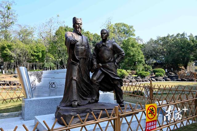 《區(qū)澤拒賞》雕像傳遞“公生明、廉生威”的廉潔理念。黃瀅 攝