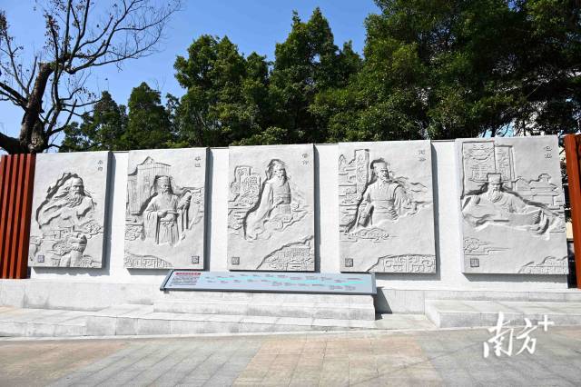 園內(nèi)《法治起源歷史長卷》浮雕生動勾勒從“蚩尤作刑”“皋陶造律”到現(xiàn)代法治建設(shè)的演進歷程。黃瀅 攝
