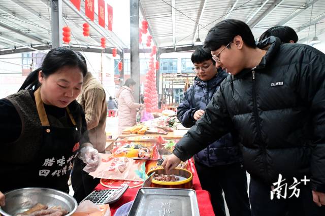 現場可免費品嘗臘味。黃瀅 攝