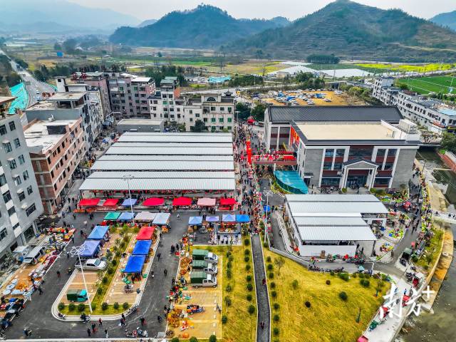 東陂綜合市場投入運營。